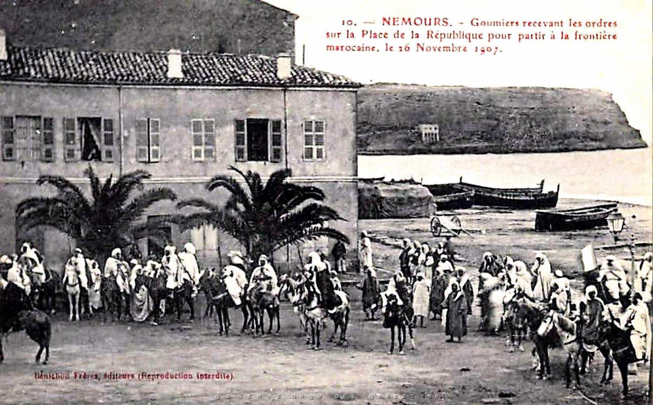 Nemours - Place de la Republique - Goumiers - 1907.jpg